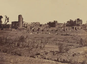 Cimitero presso una residenza a Lucknow, c.1858 (foto seppia)